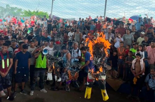 Pie de Foto.- Migrantes que viajan en caravana se manifestaron en contra de la desatención de la autoridades del INM. Foto Cortesía para La Jornada