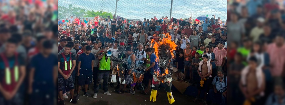 Pie de Foto.- Migrantes que viajan en caravana se manifestaron en contra de la desatención de la autoridades del INM. Foto Cortesía para La Jornada
