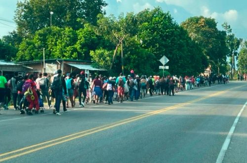 Pie de Foto.- La nueva caravana migrante que partió desde Suchiate se dirige a Tapachula, Chiapas. Foto Edgar H. Clemente