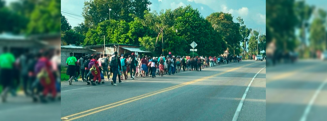 Pie de Foto.- La nueva caravana migrante que partió desde Suchiate se dirige a Tapachula, Chiapas. Foto Edgar H. Clemente