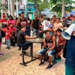 Pie de Foto.- El activista Irineo Mújica, de Pueblo Sin Fronteras, informó que una caravana migrante se unirá a los viajeros indocumentados que esperan en Huixtla, Chiapas. Foto Édgar H. Clemente