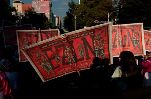 Pie de Foto.- Integrantes del EZLN durante la Marcha contra la Colonización, en la Ciudad de México, el 12 de octubre pasado. Foto Cuartoscuro.