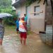 Pie de Foto.- Elementos de Protección Civil estatal atienen a familias afectadas por las inundaciones deribadas del frente frío número 8. Foto tomada de X @pcivilchiapas