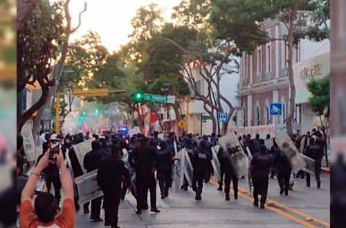 Pie de Foto.- Policías desalojaron a los normalistas con grases lacrimógenos. Foto La Jornada.