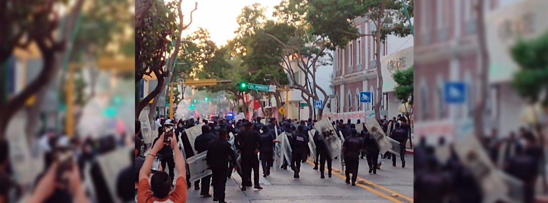 Pie de Foto.- Policías desalojaron a los normalistas con grases lacrimógenos. Foto La Jornada.