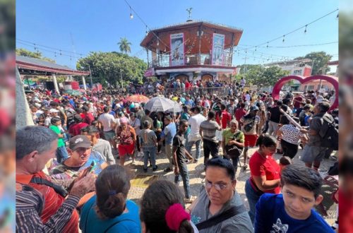 Pie de Foto.- Migrantes en la plaza central de Tapachula. Foto Édgar H. Clemente.