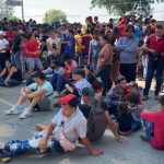 Pie de Foto.- Migrantes en Tapachula, Chiapas, se han sumado a la convocatoria para interponer recursos de amparo que les permitan avanzar por México. Foto Edgar H. Clemente.