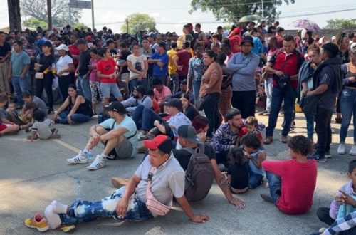 Pie de Foto.- Migrantes en Tapachula, Chiapas, se han sumado a la convocatoria para interponer recursos de amparo que les permitan avanzar por México. Foto Edgar H. Clemente.