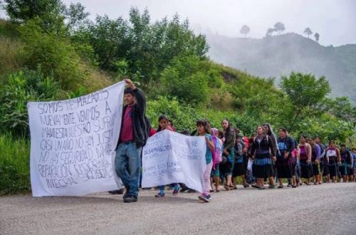 Pie de Foto.- Familias desplazadas de la comunidad de Santa Martha, Chenalhó, marchan por la paz en su comunidad, en Chiapas. Foto Cuartoscuro / Archivo