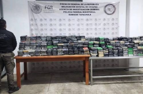 Pie de Foto.- La FGR en coordinación con la Guardia Nacional aseguraron en un operativo en Chiapas más de media tonelada de presunta cocaína en un tráiler cargado con pescado. Foto Edgar H. Clemente.