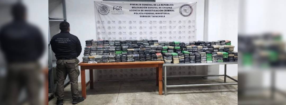Pie de Foto.- La FGR en coordinación con la Guardia Nacional aseguraron en un operativo en Chiapas más de media tonelada de presunta cocaína en un tráiler cargado con pescado. Foto Edgar H. Clemente.