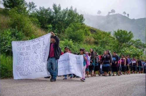 Pie de Foto.- Familias desplazadas de la comunidad de Santa Martha, Chenalhó, marchan por la paz en su comunidad, en Chiapas. Foto Cuartoscuro / Archivo.