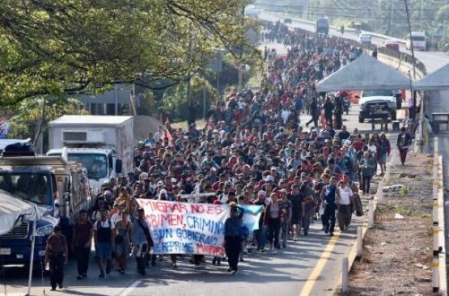 Pie de Foto. La nueva caravana de migrantes que partió de Tapachula, Chiapas, recorrió este viernes 18 kilómetros para llegar al municipio de Huixtla, el 26 de enero de 2024. Foto Édgar H. Clemente