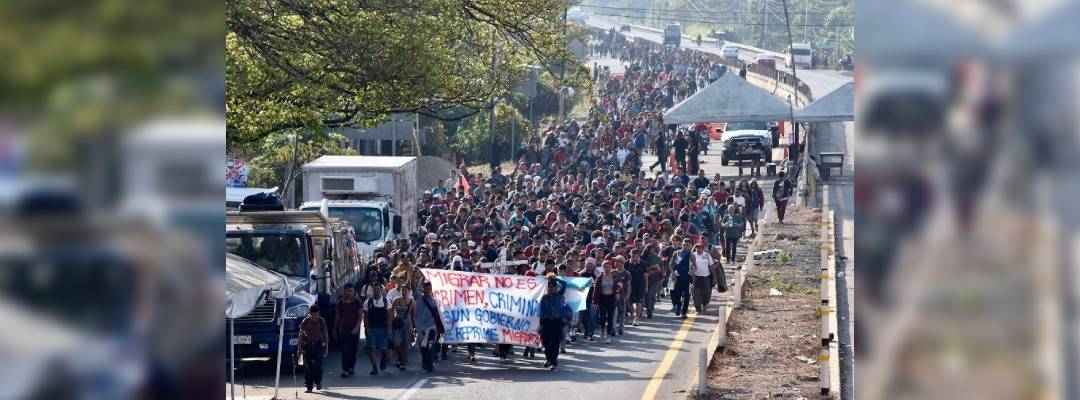 Pie de Foto. La nueva caravana de migrantes que partió de Tapachula, Chiapas, recorrió este viernes 18 kilómetros para llegar al municipio de Huixtla, el 26 de enero de 2024. Foto Édgar H. Clemente