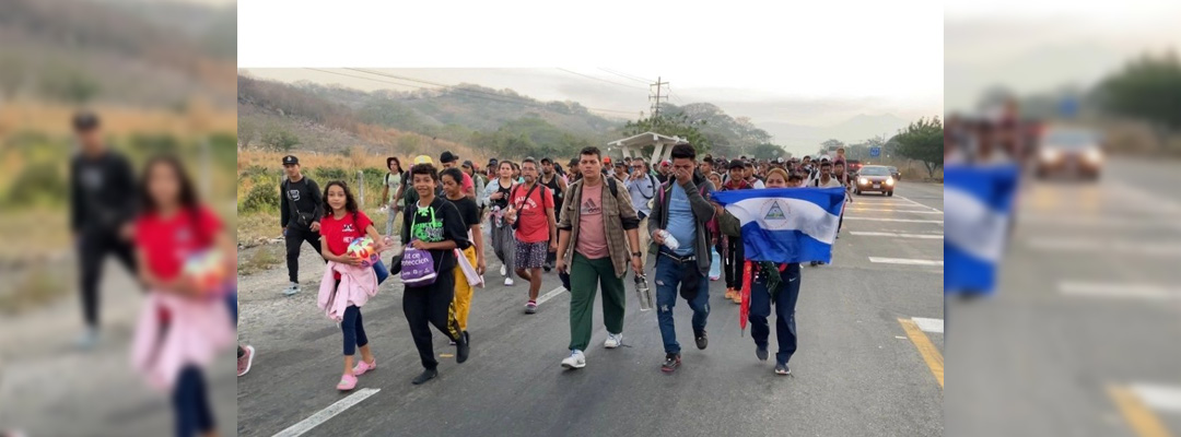 Pie de Foto.- La caravana de migrantes llamada “éxodo de la pobreza” retomó la caminata de Chiapas a Oaxaca. Foto Edgar H. Clemente