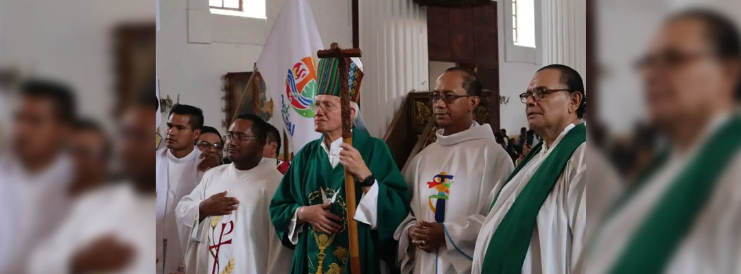 Pie de Foto.- El obispo de la diócesis de San Cristóbal, Rodrigo Aguilar Martínez, al centro de la imagen. Foto Cuartoscuro