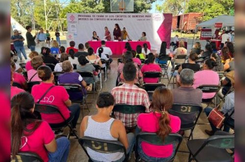 Pie de Foto.- Mujeres migrantes son colocadas en programas sociales como empleo en la frontera sur de México, el 31 de enero de 2024. Foto Edgar H. Clemente.