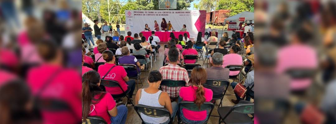 Pie de Foto.- Mujeres migrantes son colocadas en programas sociales como empleo en la frontera sur de México, el 31 de enero de 2024. Foto Edgar H. Clemente.