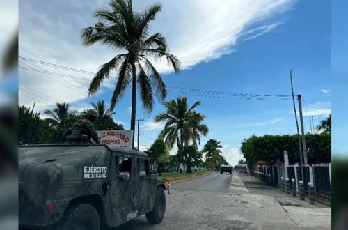 Pie de Foto.- Un convoy militar realiza un operativo de vigilancia en Frontera Comalapa, Chiapas, el 24 de septiembre de 2023. Foto Alfredo Domínguez.