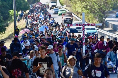 Pie de Foto.- La caravana denominada Viacrucis Migrante partió de Tapachula, Chiapas, el pasado lunes 25 de marzo. Foto Edgar H. Clemente