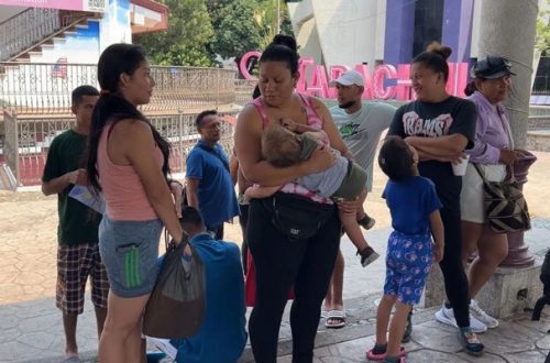 Pie de Foto.- Mujeres migrantes están en situación de calle en Tapachula, Chiapas, ante la falta de empleos y respuesta a sus trámites migratorios. Foto Edgar H. Clemente.