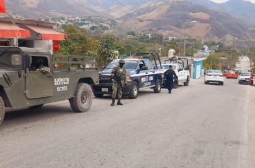 Pie de Foto.- Los militares patrullan luego del homicidio del titular de seguridad pública en Berriozábal. Foto La Jornada