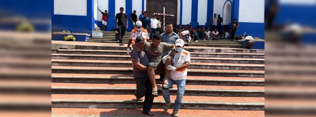 Pie de Foto.- El Viacrucis Migrante llegó al municipios de Pijijiapan, Chiapas donde les ofrecieron asistencia médica. Foto Cortes.
