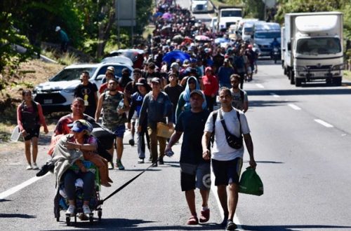 de Foto.- Más de 150 kilómetro ha recorrido el grupo llamado Viacrucis Migrante que salió de Tapachula, Chiapas y pretende llegar a Estados Unidos. Foto Edgar H. Clemente.