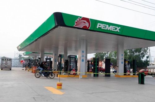 Pie de Foto.- Maestros continúan con el bloqueo a la abastecedora de combustible de Pemex. La imagen, del 27 de mayo de 2024. Foto Cuartoscuro