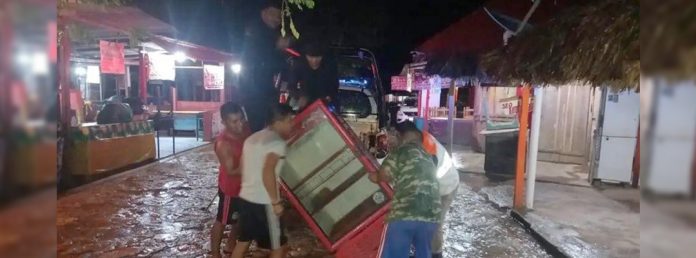 Pie de Foto.- Protección Civil del estado evacuó a pobladores del municipio de Siltepec. En la imagen, habitantes recogen sus pertenencias para ser evacuados. Foto Tomada de Facebook / Protección Civil Chiapas