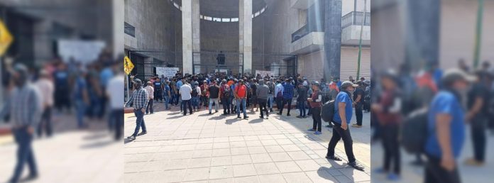 Pie de Foto.- Integrantes del grupo de autodefensas El Machete, de Pantelhó, Chiapas montaron un plantón indefinido en el Congreso del Estado de Chiapas. Foto La Jornada