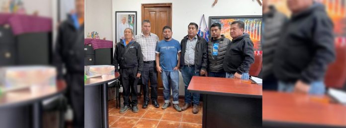 Pie de Foto.- El ex alcalde junto con dos individuos fueron entregados a autoridades de la Fiscalía Indígena. Foto La Jornada