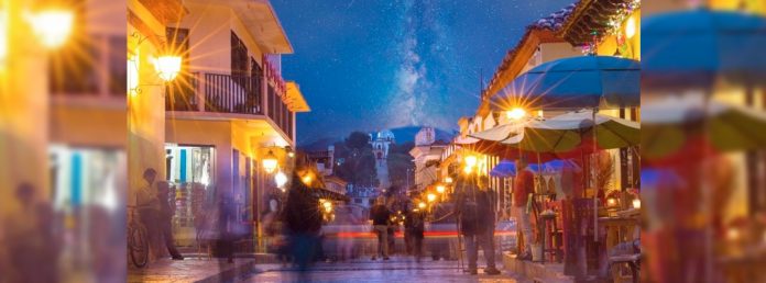 Pie de Foto.- Artesanos y comerciantes denuncian que han sido desalojados del centro de San Cristóbal de las Casas, Chiapas. Foto Sectur