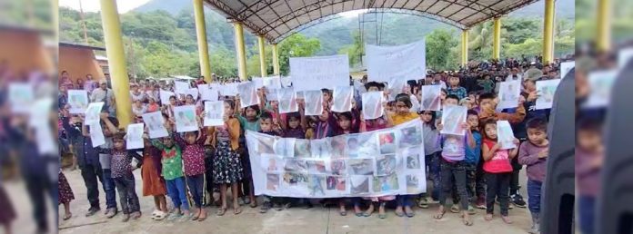 Pie de Foto.- Los pobladores que se manifestaron en el domo de la comunidad de San Caralampio, municipio de Pantelhó, aseguraron que “José Guadalupe Herrera Abarca es el comandante de los sicarios que han matado muchos hombres, mujeres y niños y apenas mandó a matar al padre Marcelo”. Foto La Jornada.