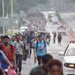 Pie de Foto.- El nicaragüense José Abraham Calderón contó que en el tramo entre Huixtla y Escuintla un hombre armado con un machete intentó atacarlos pero lograron desarmarlo. Foto Édgar H. Clemente