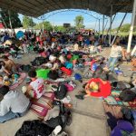 Pie de Foto.- Los migrantes quieren salir de la frontera sur por falta de empleo para esperar los trámites de regularización o citas de asilo a través de la aplicación de CBP One. Foto Édgar H. Clemente