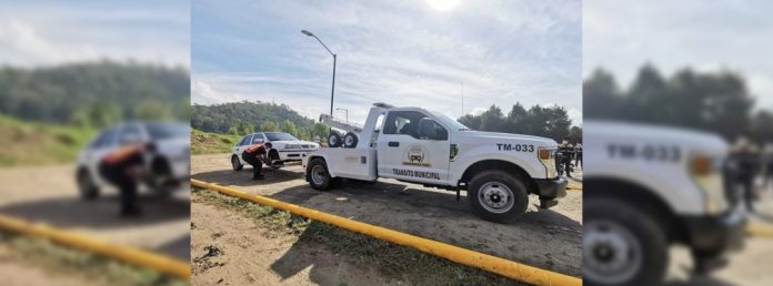 Pie de Foto.- Ante la falta de un acuerdo, a pesar de las negociaciones que encabezan autoridades estatales, los habitantes de Chayomté ataron con un lazo y vistieron de mujer a Alonso Pérez el fin de semana. Foto @GobSanCristobal