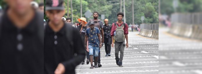 Pie de Foto.- Los migrantes han acordado concentrarse desde la noche del domingo en el Parque Bicentenario de Tapachula para partir a primera hora del lunes, dijo otro extranjero. Foto Édgar H. Clemente/ Archivo