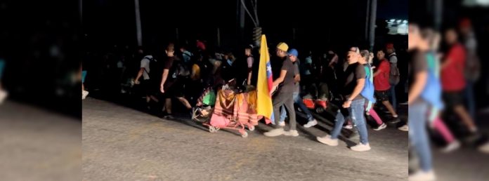 Pie de Foto.- Los migrantes pidieron apoyo de las autoridades de seguridad para disponer de patrullas que los acompañen y puedan resguardar el tránsito vehicular para evitar un accidente. Foto Édgar H. Clemente