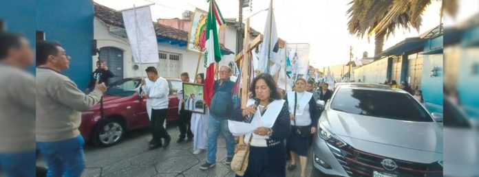 Pie de Foto.- La marcha religiosa empezó poco después de las 5 de la tarde en el templo de San Nicolás, ubicado a espaldas de la catedral, situada en el centro de la ciudad. Foto 'La Jornada'