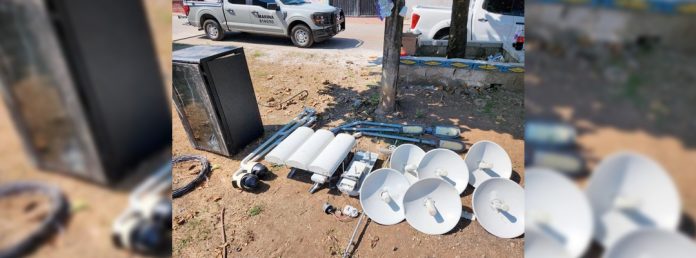 Pie de Foto.- Dispositivos asegurados por agentes estatales. Foto La Jornada