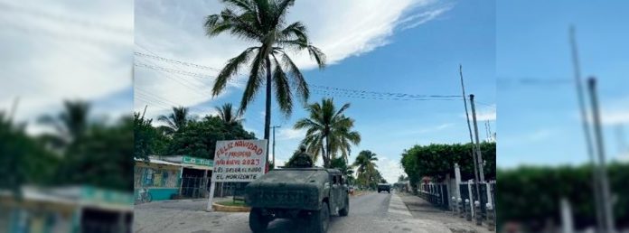 Pie de Foto.- Militares ingresan a una comunidad de Chiapas afectada por la violencia. Foto Alfredo Domínguez/Archivo