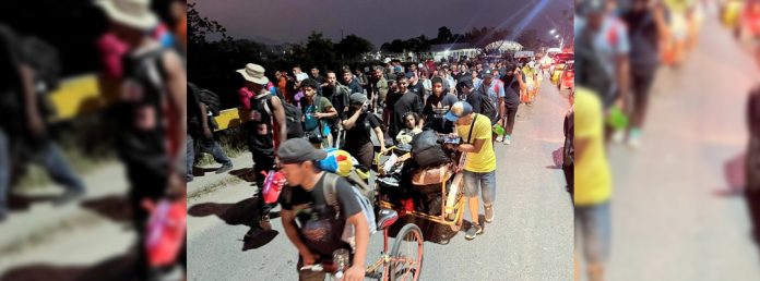 Pie de Foto.- A pesar de las medidas antimigrantes ordenadas por Donald Trump, presidente de Estados Unidos, la última caravana de migrantes avanza por la costas de Chiapas. Foto Édgar H. Clemente.