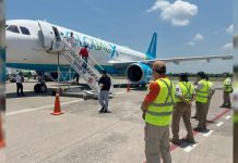 Pie de Foto.- Tres aviones llegaron con mexicanos deportados desde EU Foto: La Jornada