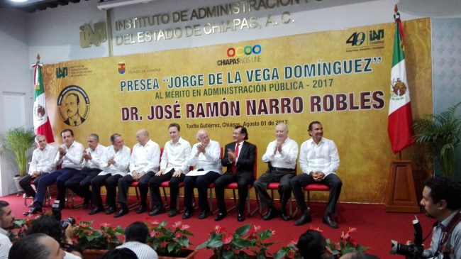 José Ramón Narro Robles, recibió la presea Jorge de la Vega Domínguez. Foto/Candelaria Rodríguez.