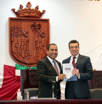 Rutilio Escandón Cadenas, entregó su Quinto Informe de Actividades al diputado Eduardo Ramírez Aguilar, presidente de la Mesa Directiva en el Congreso local.