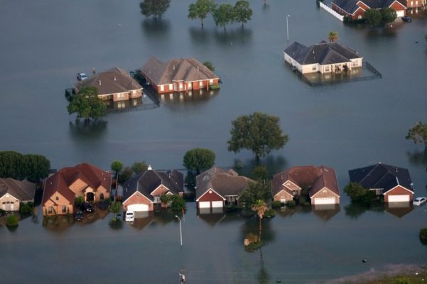 Las inundaciones causadas por la tormenta tropical ‘Harvey’ rodean hogares en Port Arthur, Texas. Foto Gerald Herbert/Ap