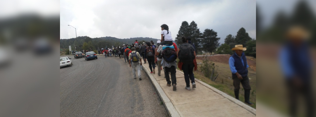El grupo se dirigió caminando a San Cristóbal, en cuya entrada las autoridades dispusieron de unidades de Protección Civil. Foto/Elio Henríquez.
