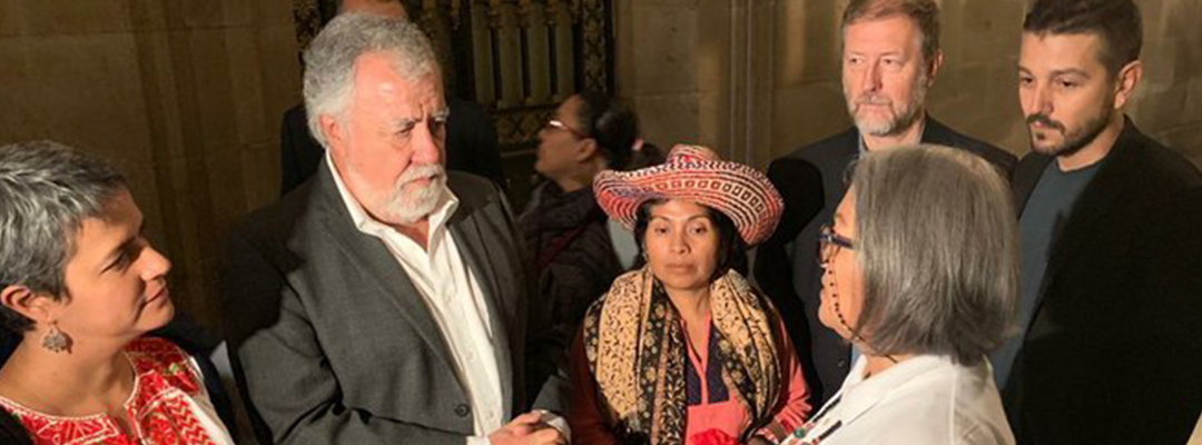 N-2 DESAPARECIDOS Karla Quintana, titular de la Comisión Nacional de Búsqueda; el subsecretario Alejandro Encinas, Jan Jarab, representante en México del Alto Comisionado y el actor Diego Luna escuchan a familiares de desaparecidos, en las inmediaciones de Palacio Nacional. Foto /Alma Muñoz