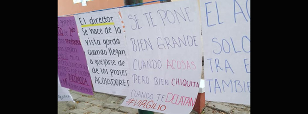 Alumnas de la Preparatoria 2 de Tuxtla Gutiérrez, Chiapas, colocaron un "tendedero del acoso", en el cual denunciaron a maestros por comportamiento lascivo hacia ellas, a pesar de ser amenazadas y de tomar represalias contra las estudiantes, en la mañana del viernes 13 de marzo de 2020. Foto Víctor Camacho
